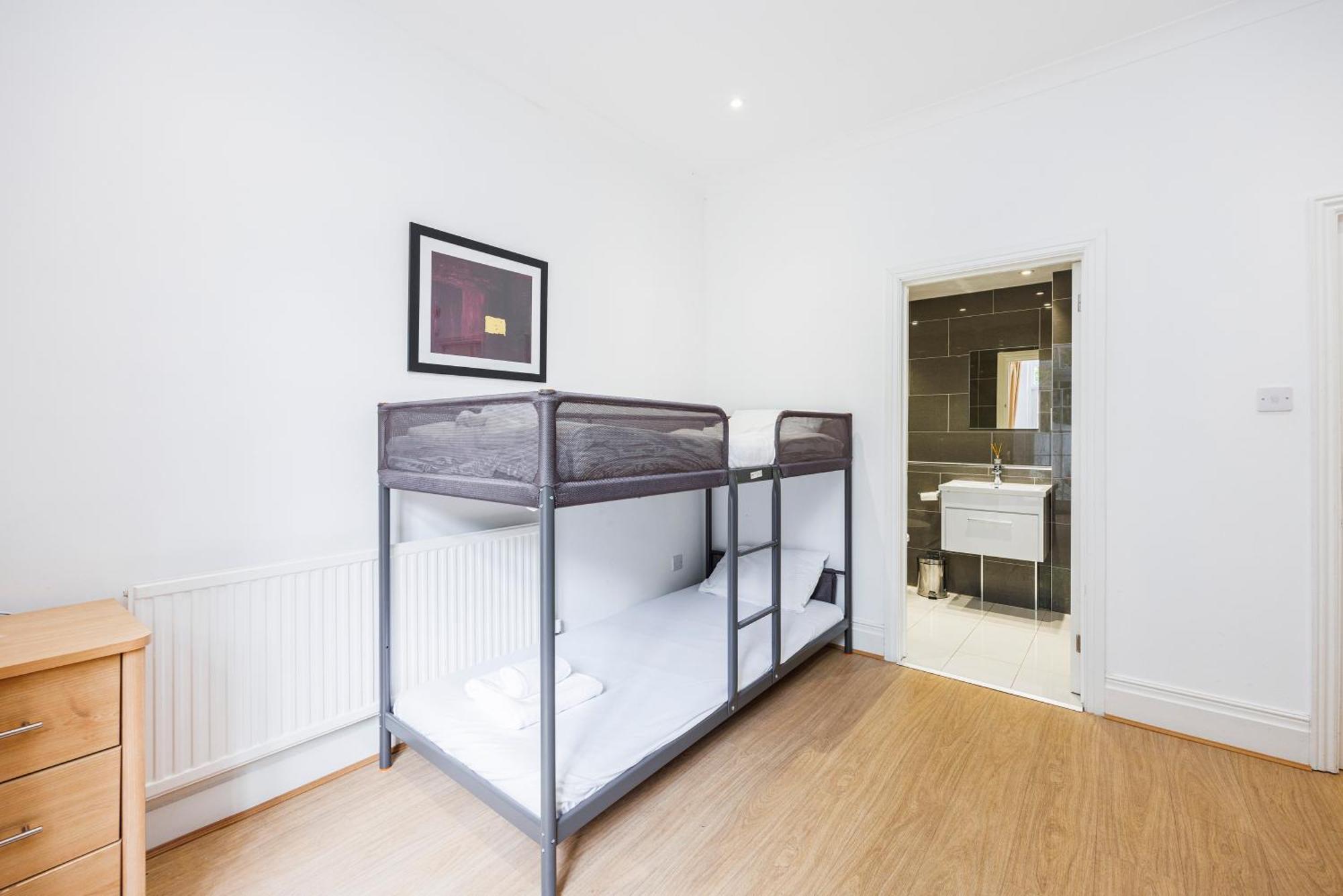 Larger Groups With Garden And Parking Apartment London