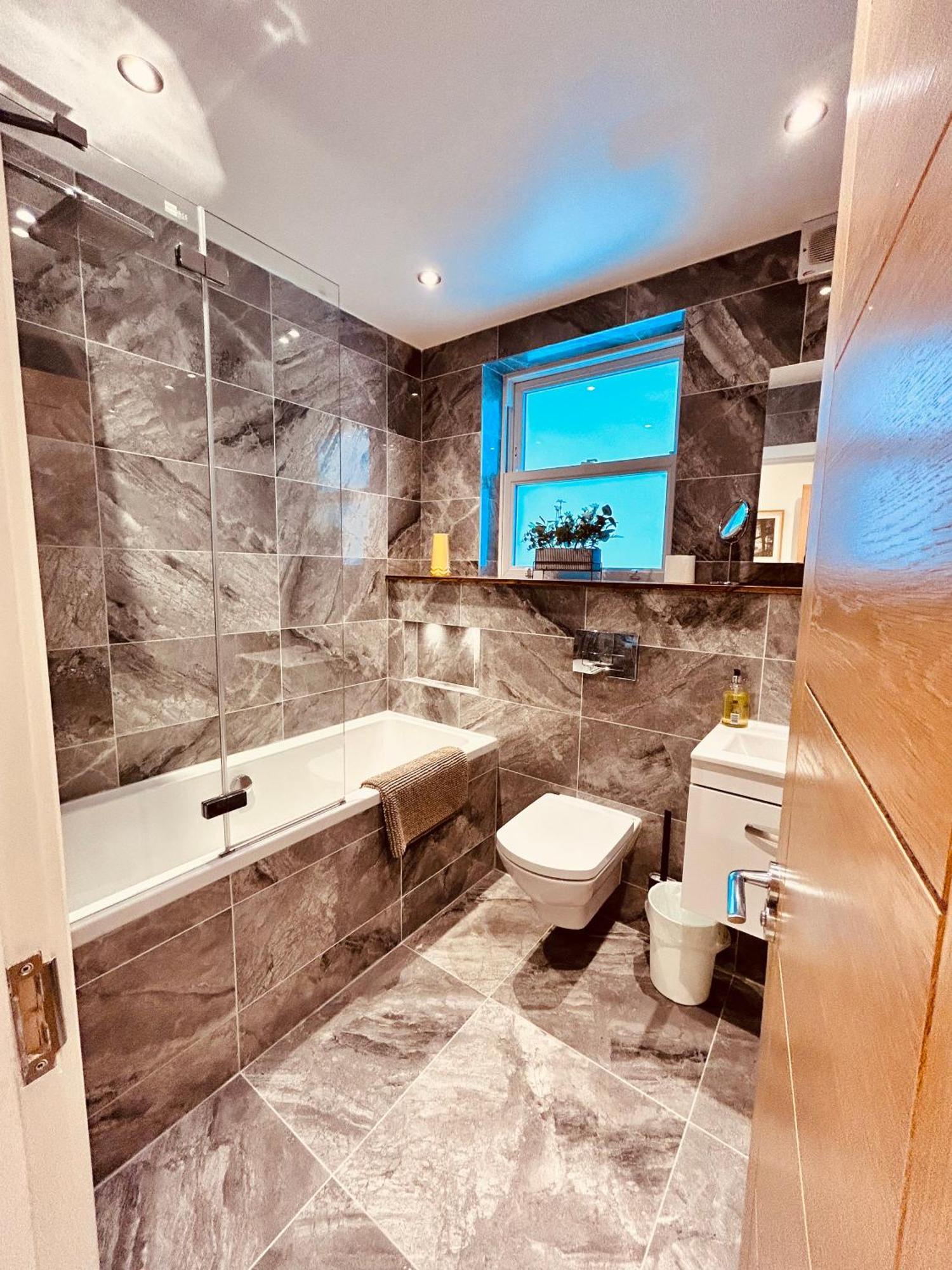 Stunning Spacious B.apt. Slps.4 * London