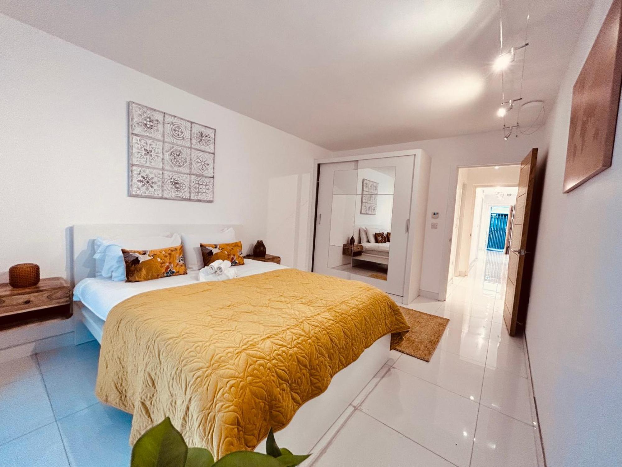 Stunning Spacious B.apt. Slps.4 * London