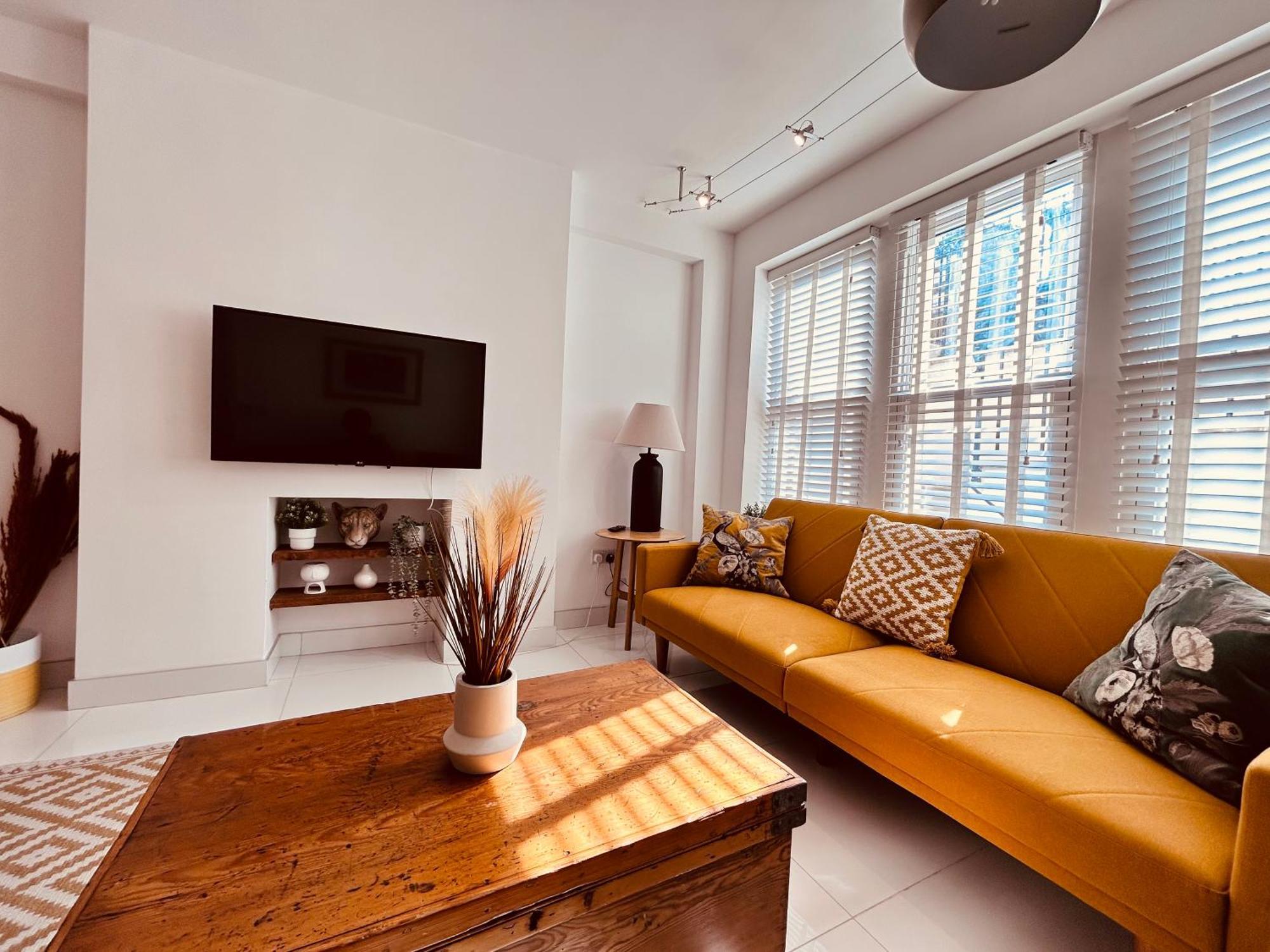 Stunning Spacious B.apt. Slps.4 *
