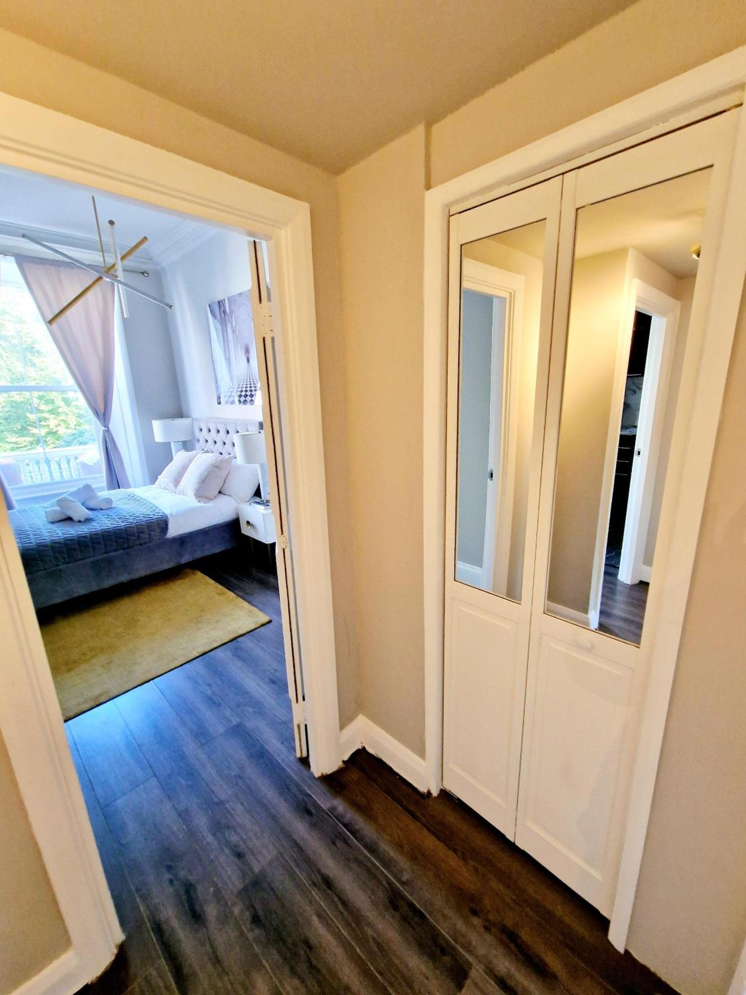 Stylish Hyde Park By Tube Stations With Elevator Apartamento Londres