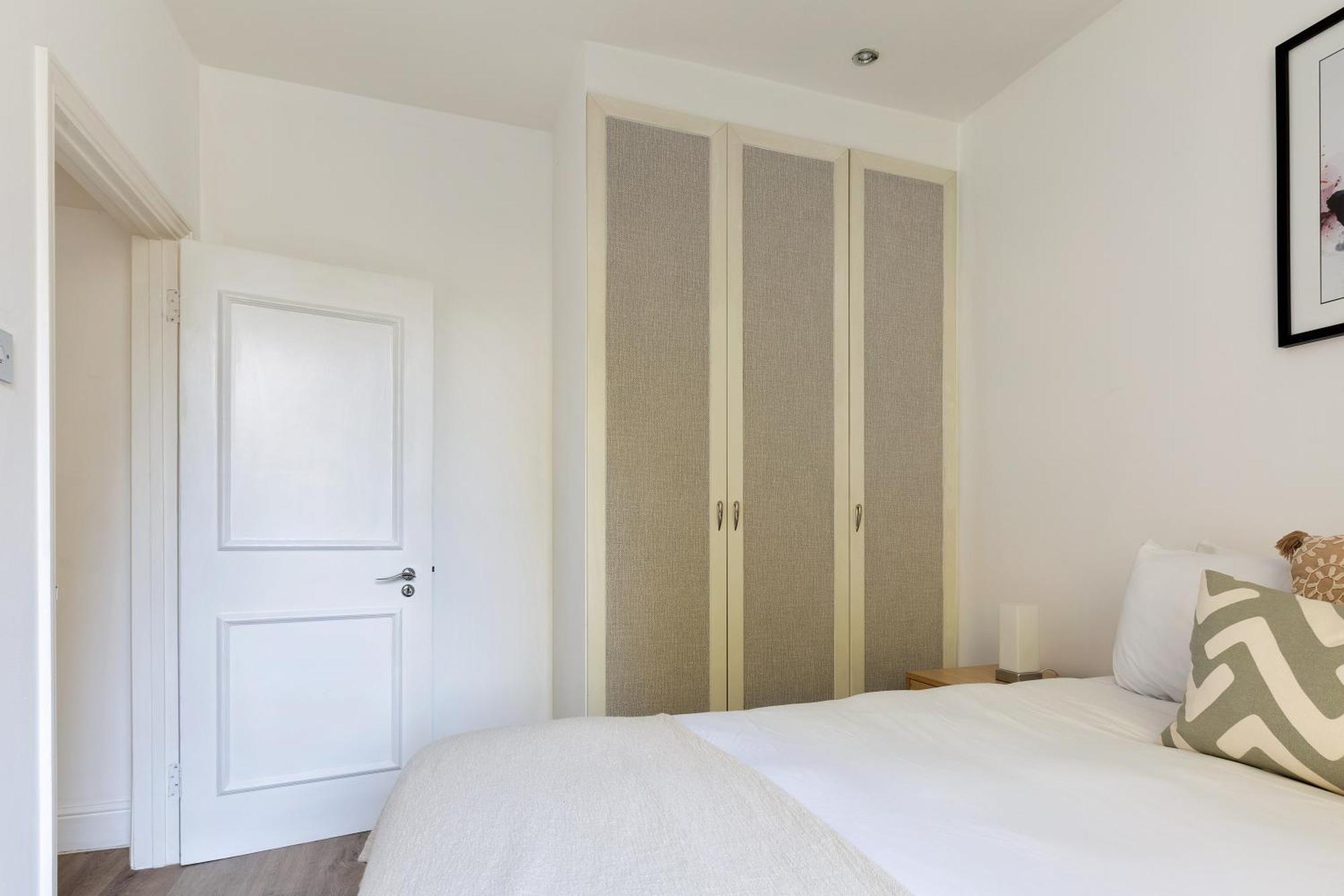 Cozy And Bright 1 Bedroom Apt In Knightsbridge Apartment