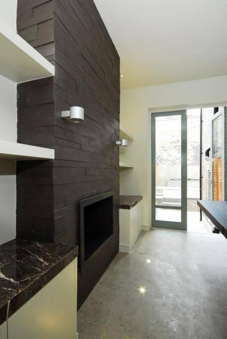 Quintessential Town House Close To London