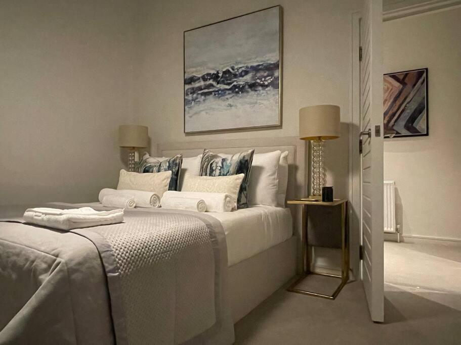 Quintessential Town House Close To * London