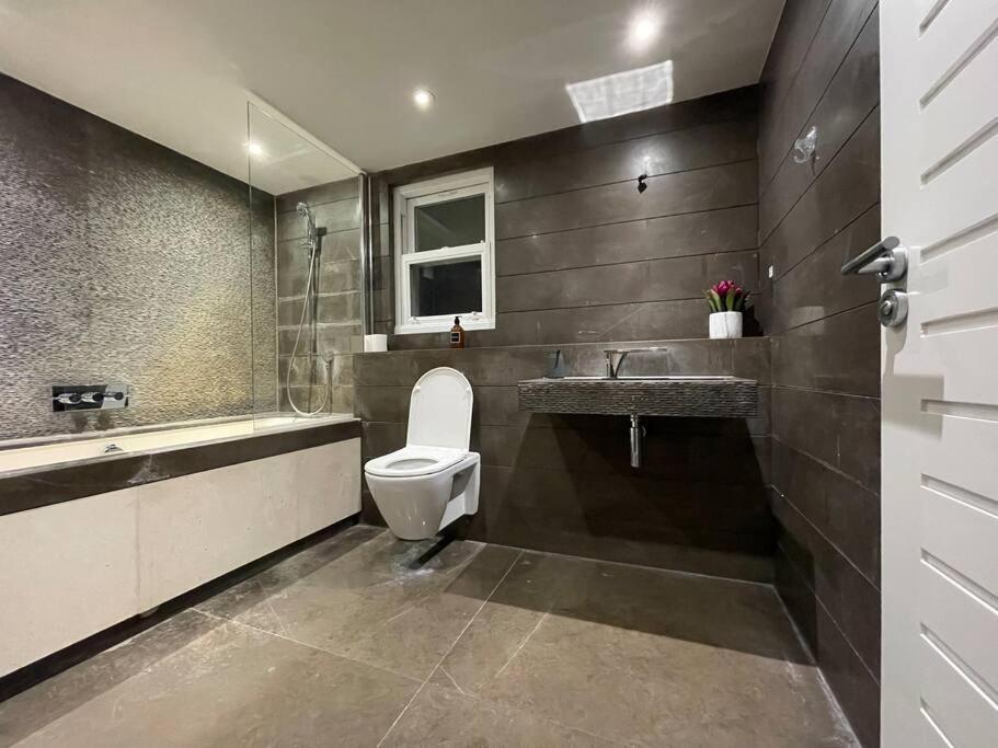 Quintessential Town House Close To Apartment London