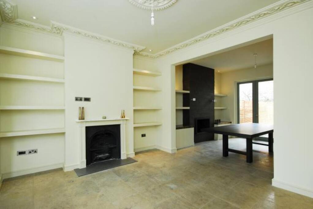 Quintessential Town House Close To Apartment