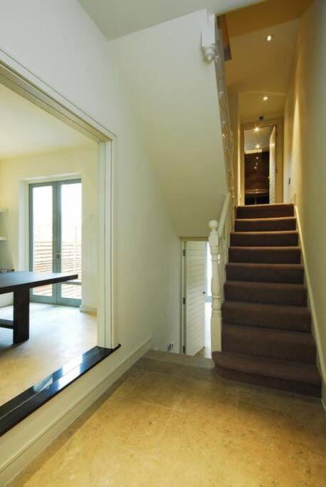 Quintessential Town House Close To Apartment *