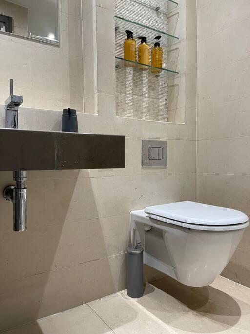 Apartment Quintessential Town House Close To London