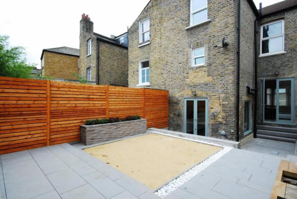 Quintessential Town House Close To Apartment London