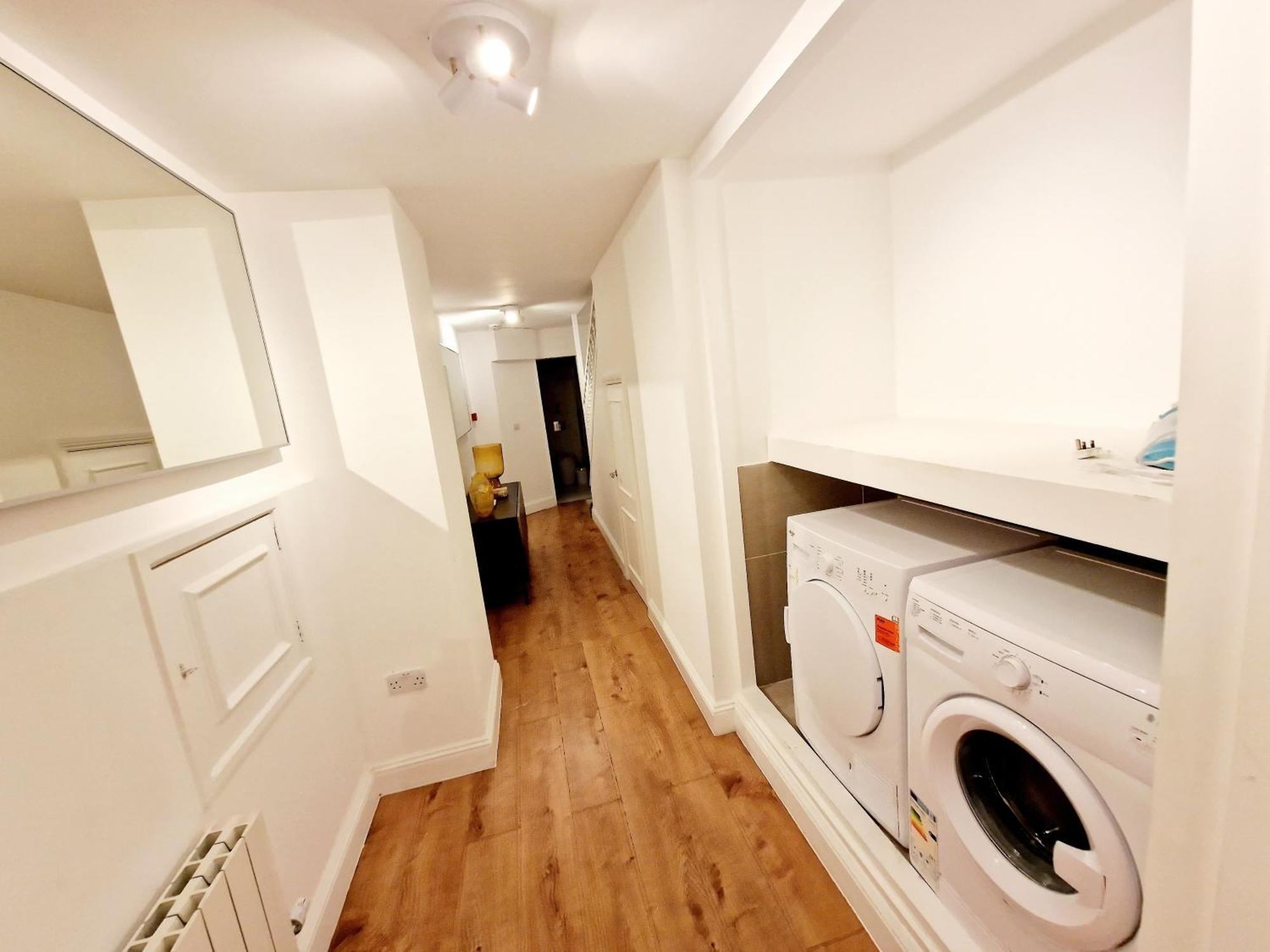 Stunning Hyde Park Home, Ground Floor Maisonette, Duplex, Near Tube Metro Stations *