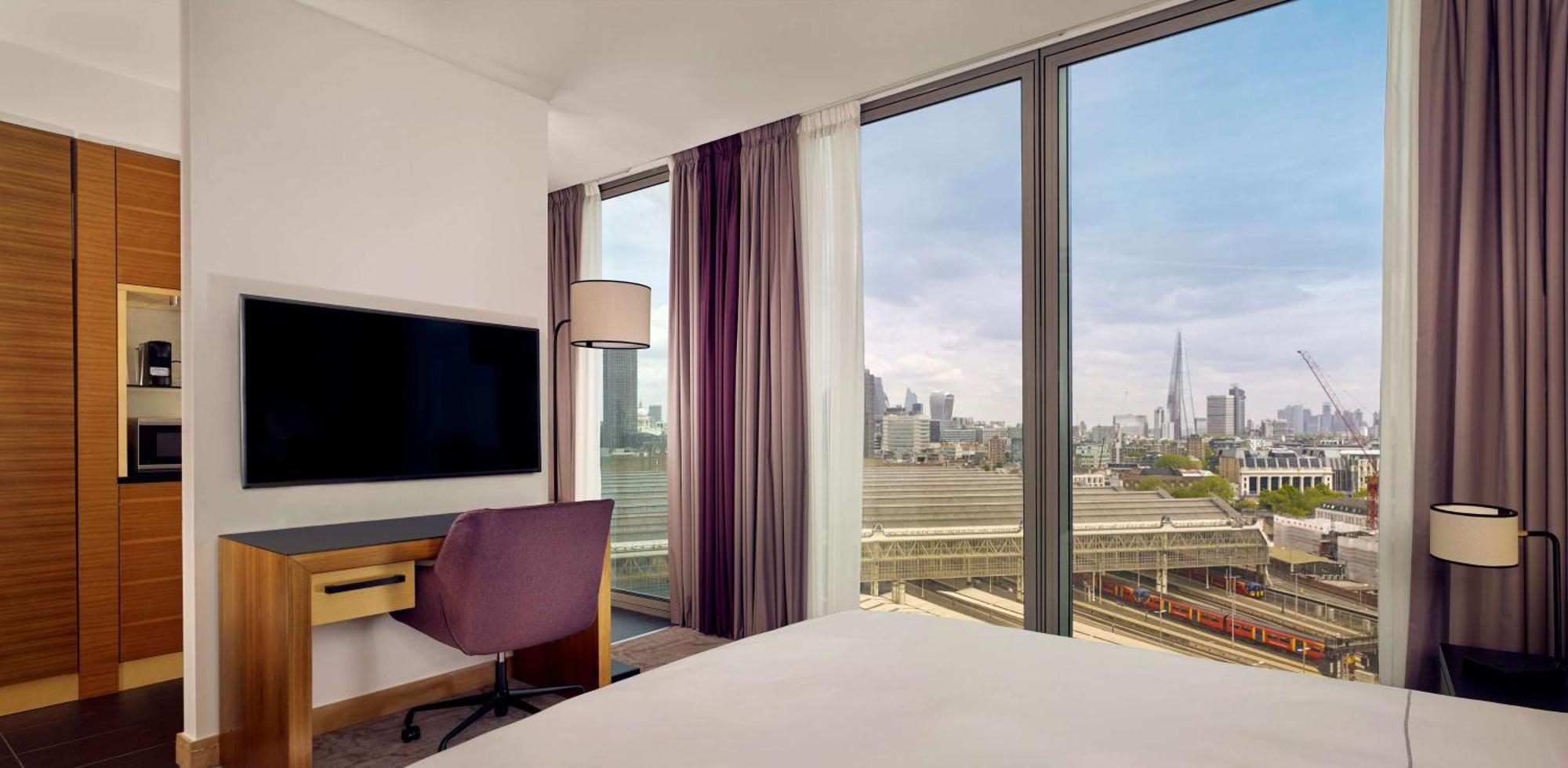Hotel Park Plaza County Hall 4*