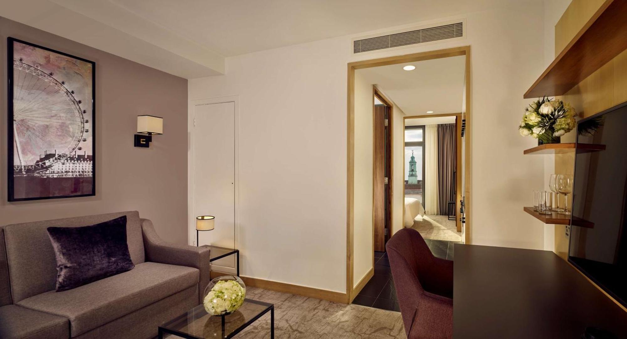 Hotel Park Plaza County Hall 4*