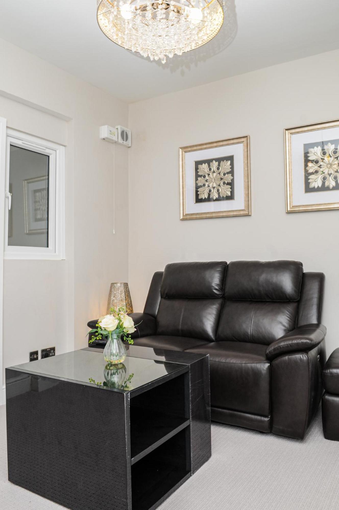 Luxury 5 Star Apartments, Parking, Garden, Near Metro Stations 10-15mins To Apartment