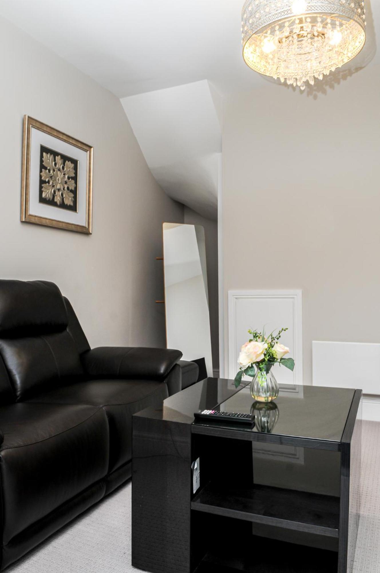 Apartment Luxury 5 Star Apartments, Parking, Garden, Near Metro Stations 10-15mins To *