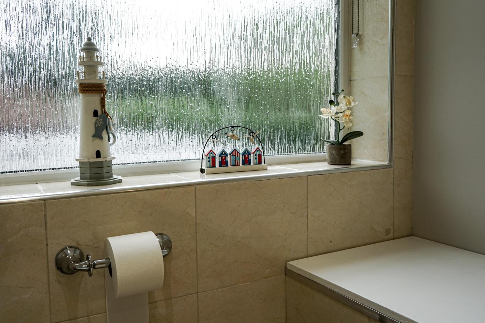 Luxury 5 Star Apartments, Parking, Garden, Near Metro Stations 10-15mins To Apartment *