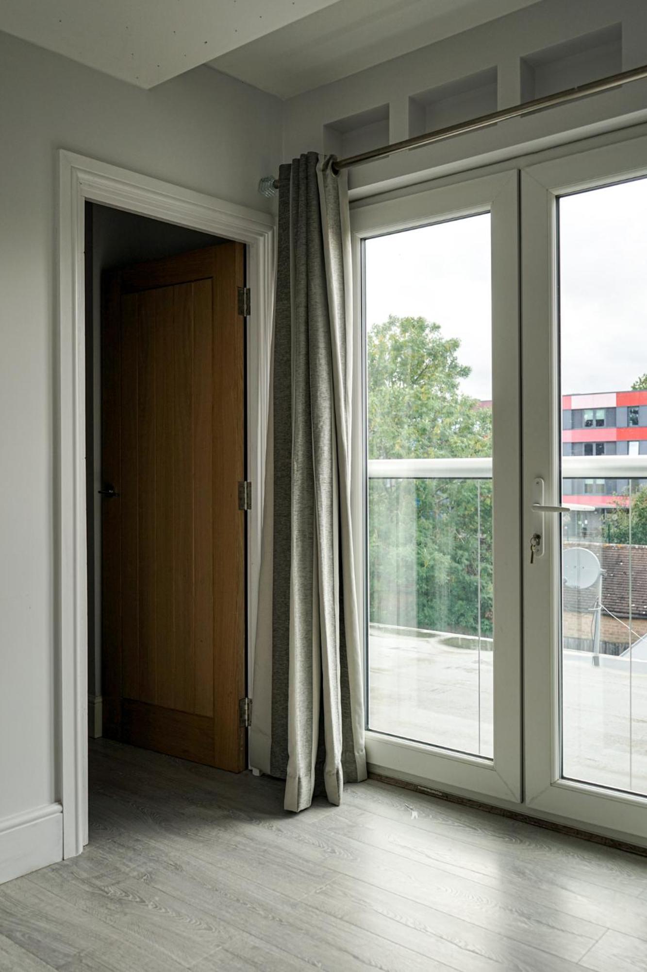 Apartment Luxury 5 Star Apartments, Parking, Garden, Near Metro Stations 10-15mins To London