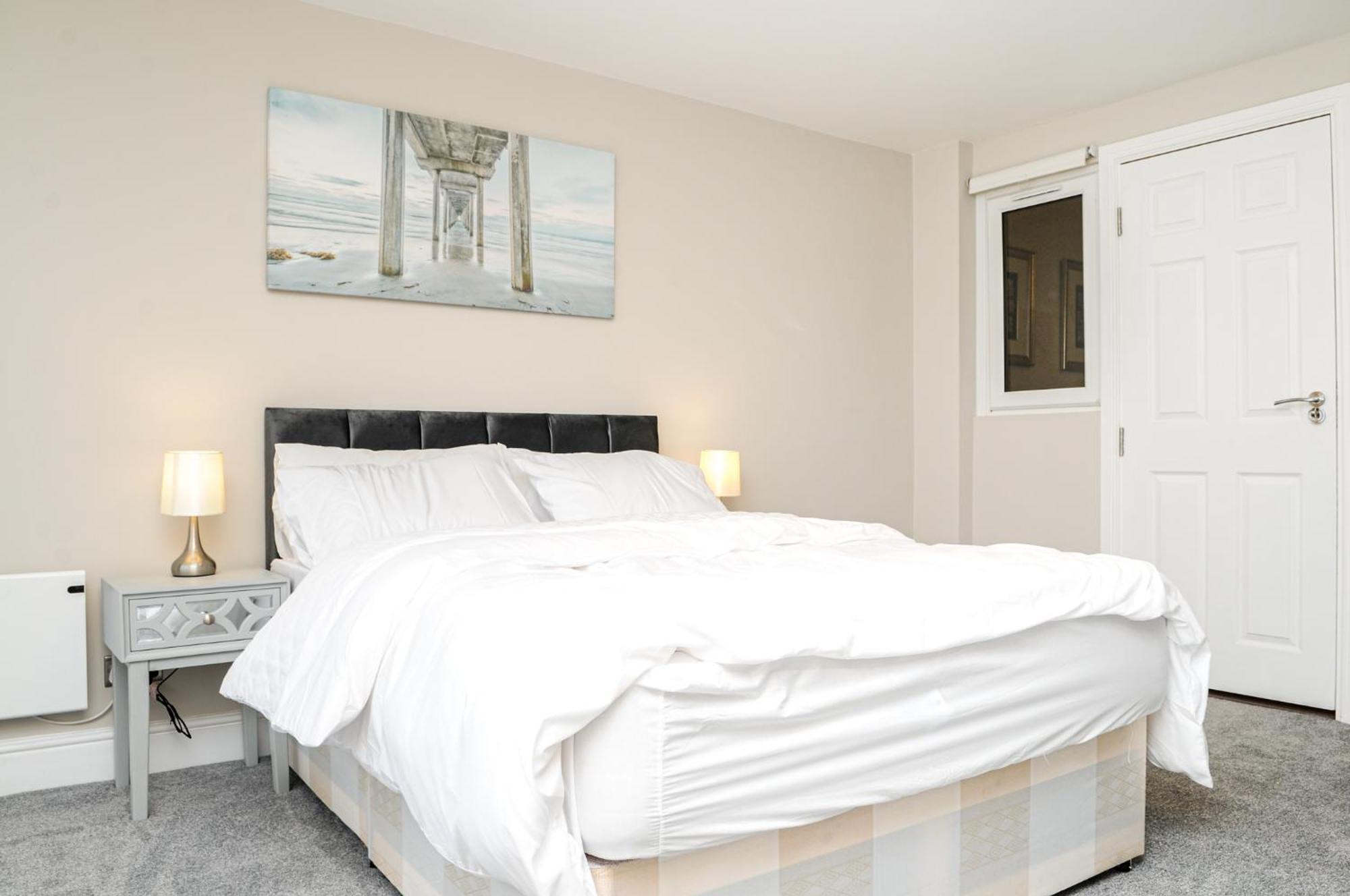 Luxury 5 Star Apartments, Parking, Garden, Near Metro Stations 10-15mins To * London