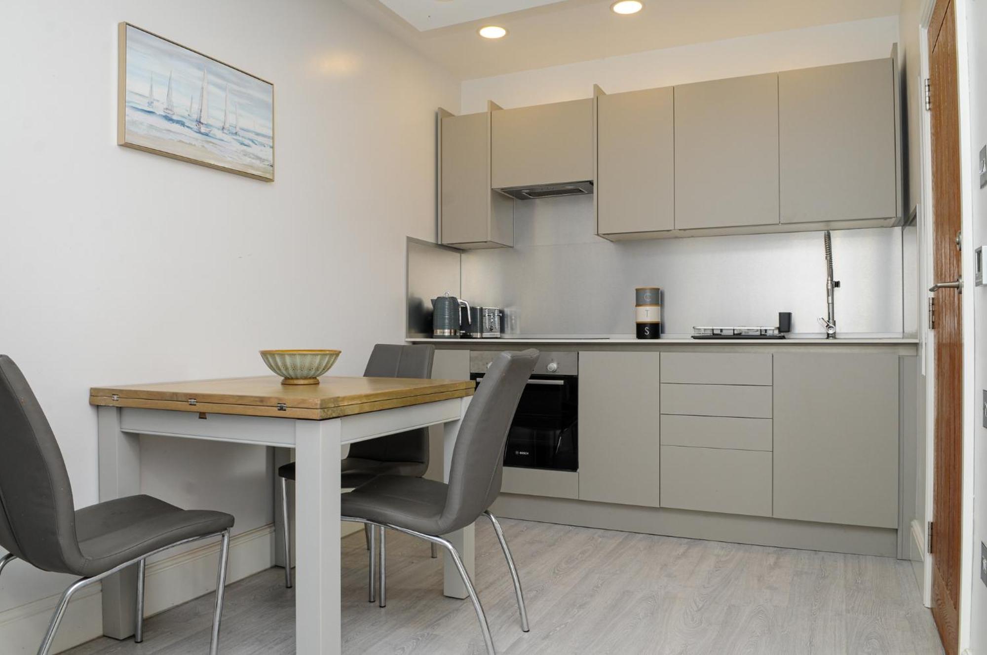 Luxury 5 Star Apartments, Parking, Garden, Near Metro Stations 10-15mins To Apartment London