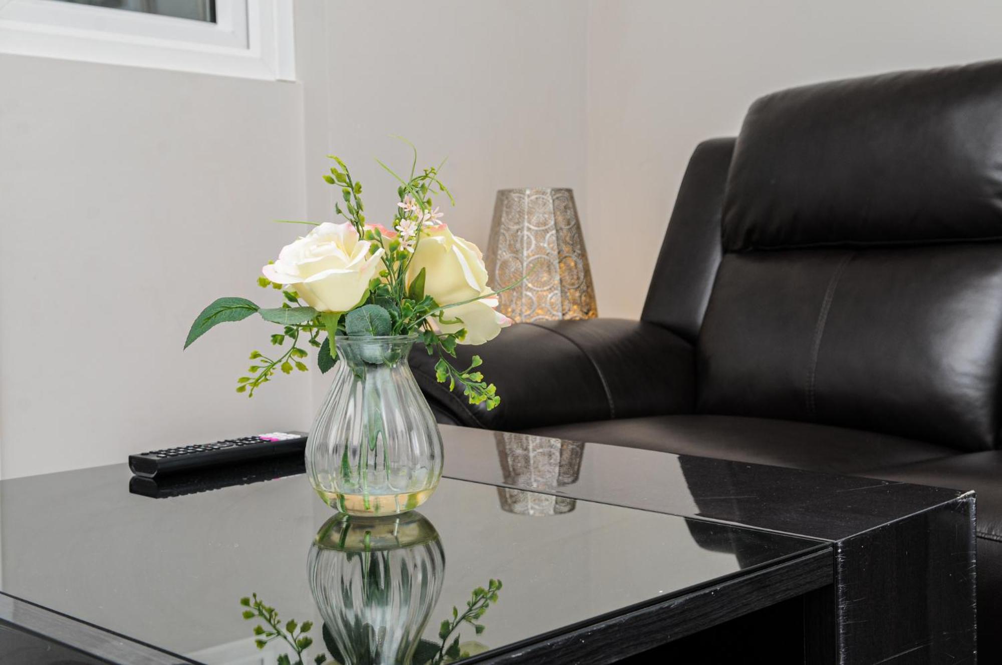 Luxury 5 Star Apartments, Parking, Garden, Near Metro Stations 10-15mins To Apartment