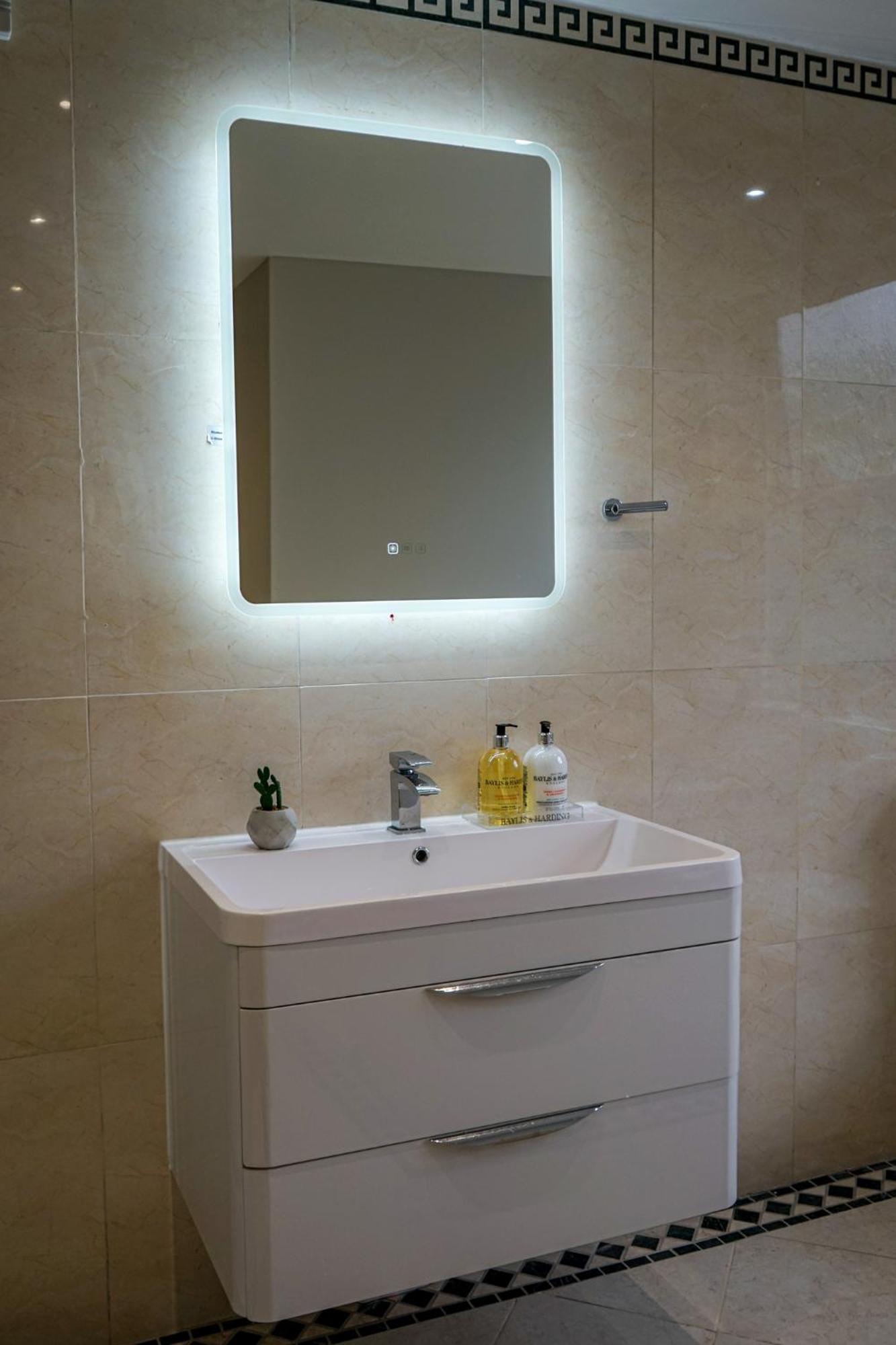 Luxury 5 Star Apartments, Parking, Garden, Near Metro Stations 10-15mins To Apartment *