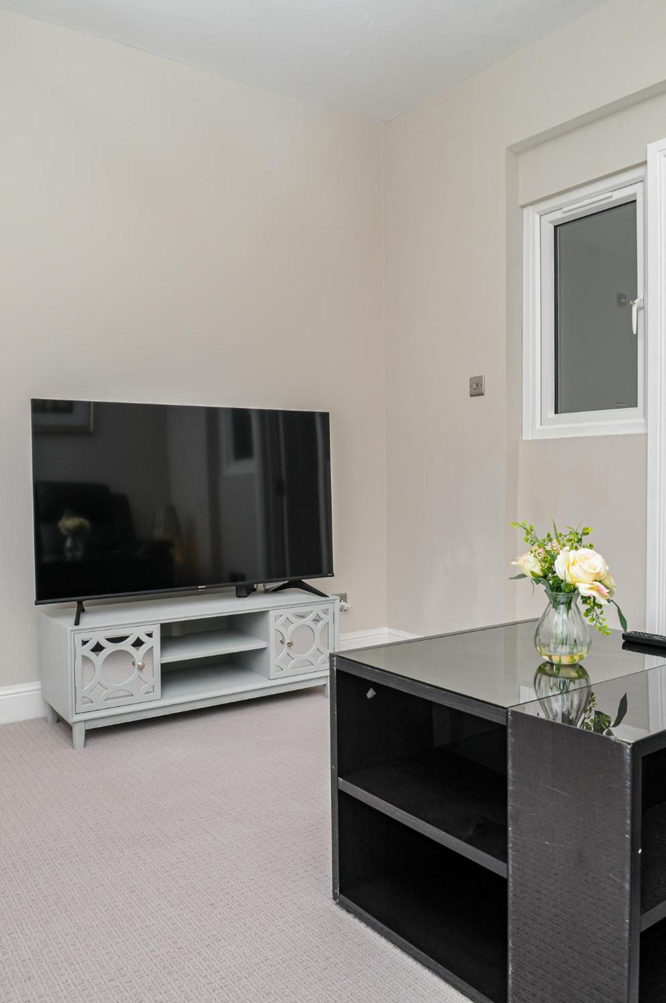 Luxury 5 Star Apartments, Parking, Garden, Near Metro Stations 10-15mins To Apartment London