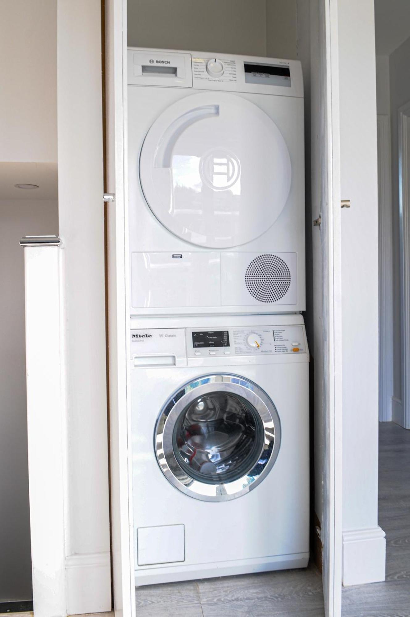 Luxury 5 Star Apartments, Parking, Garden, Near Metro Stations 10-15mins To *