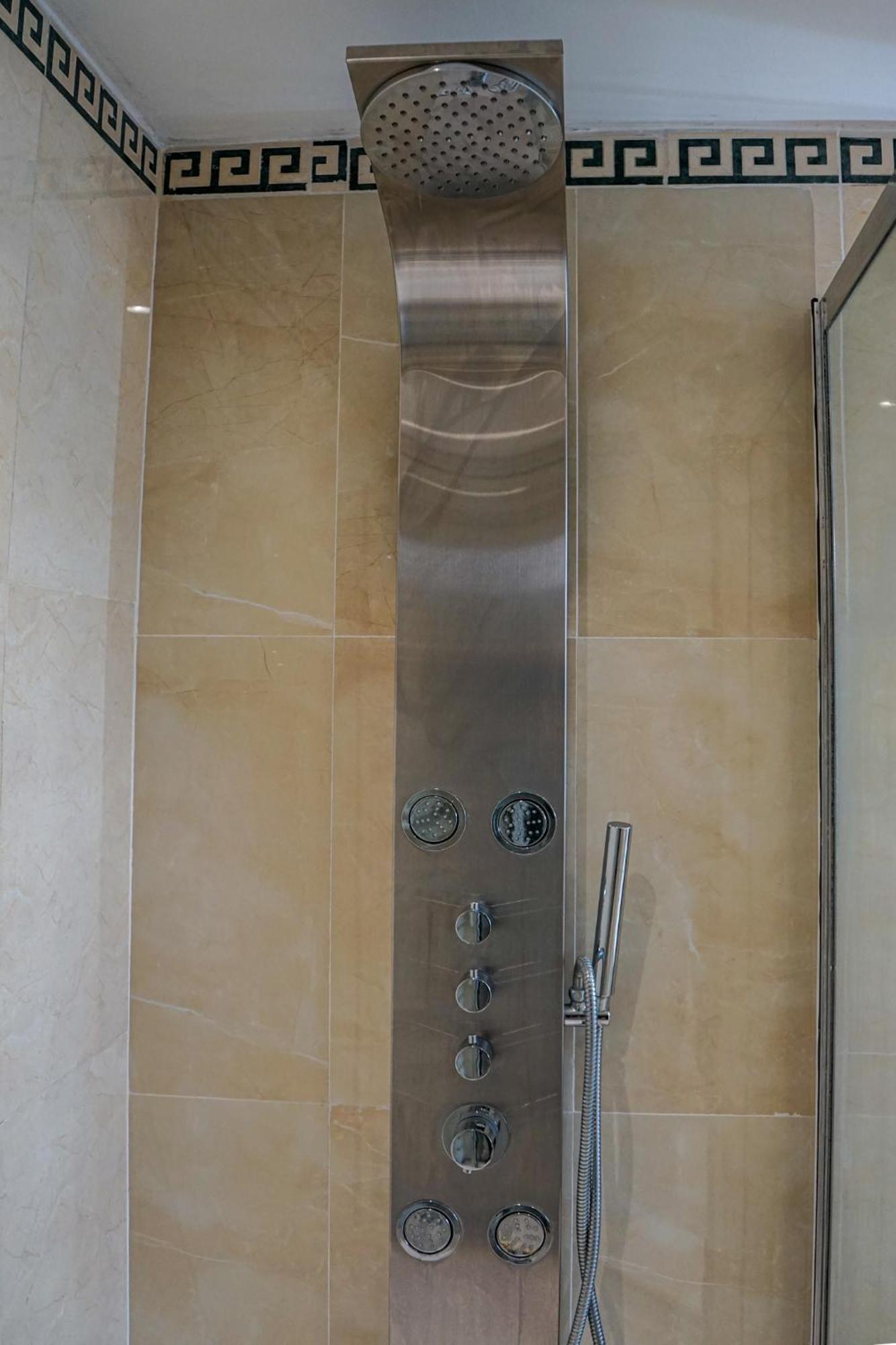 Luxury 5 Star Apartments, Parking, Garden, Near Metro Stations 10-15mins To