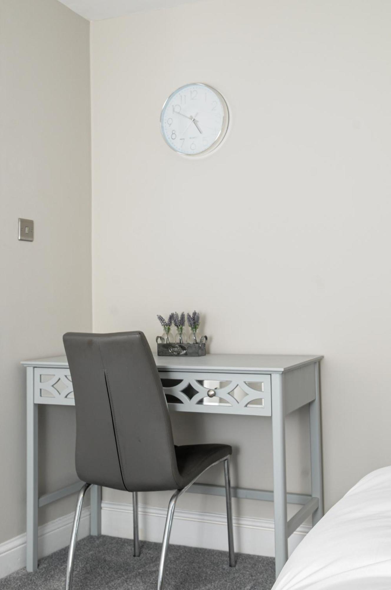 Apartment Luxury 5 Star Apartments, Parking, Garden, Near Metro Stations 10-15mins To London