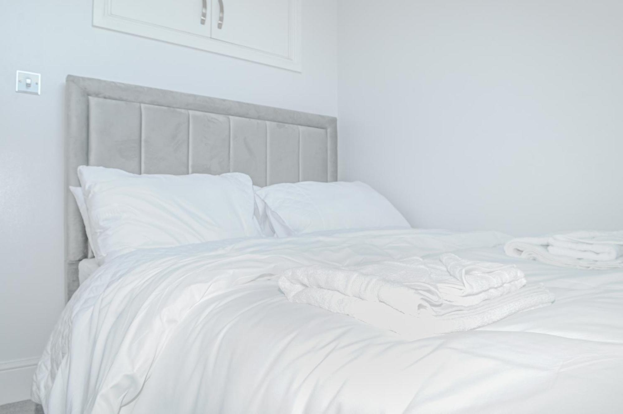 Luxury 5 Star Apartments, Parking, Garden, Near Metro Stations 10-15mins To Apartment London