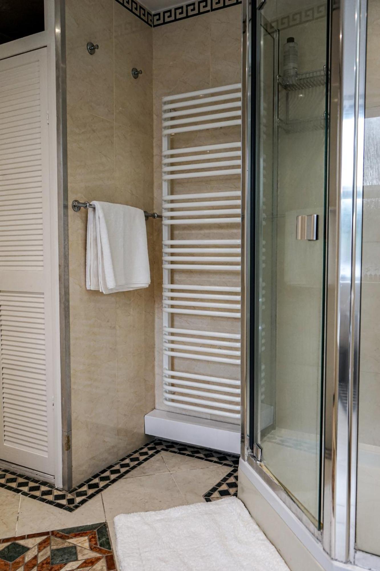 Luxury 5 Star Apartments, Parking, Garden, Near Metro Stations 10-15mins To Apartment *