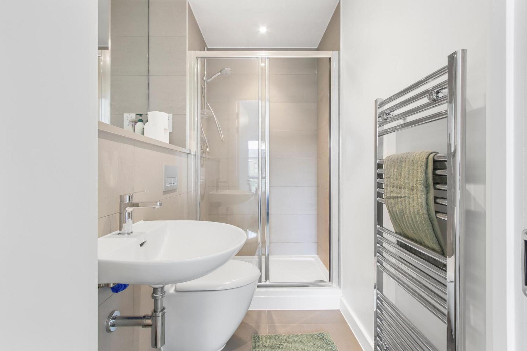 Centrally Located - Modern - 2bed - 2bath Apartment