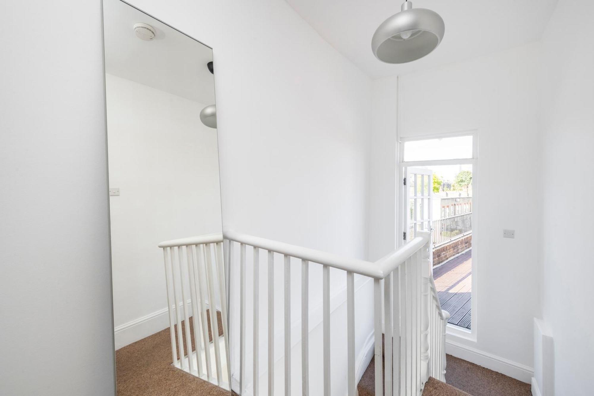 Spacious City Eye, Westminster, Big Ben, Vauxhall Station London