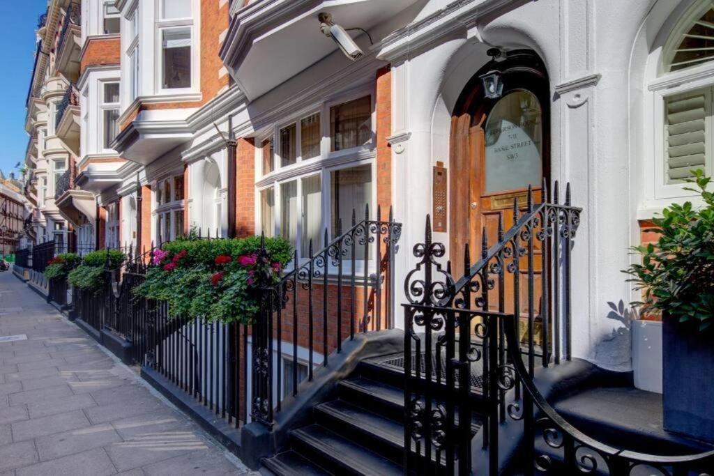 Luxury Knightsbridge Outside Harrods *