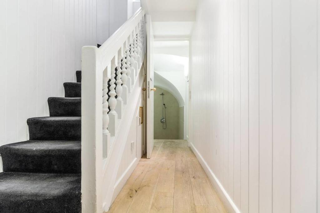 Spacious Soho On Quaint Cobbled Street London