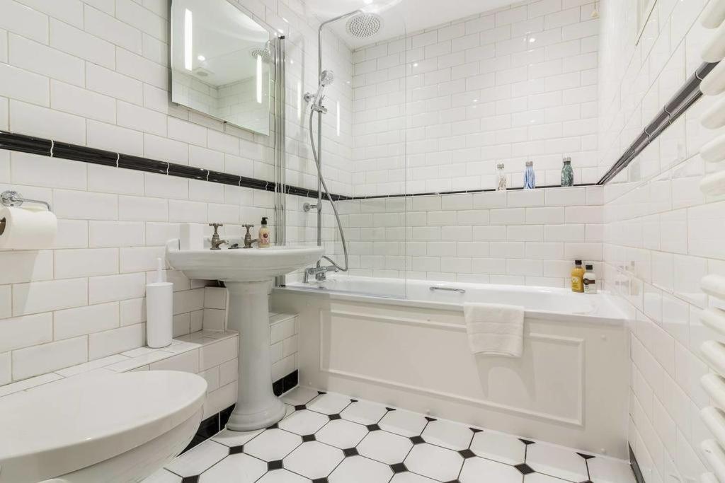 Spacious Soho On Quaint Cobbled Street London