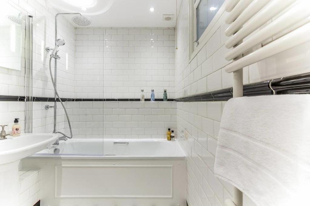 Spacious Soho On Quaint Cobbled Street * London