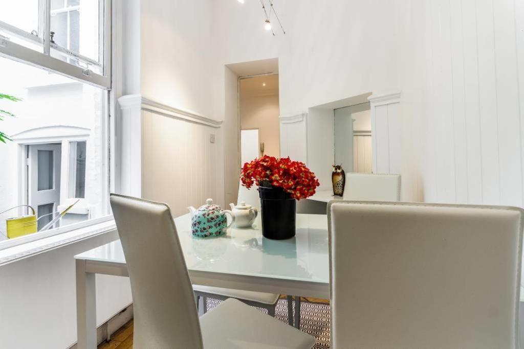 Spacious Soho On Quaint Cobbled Street London