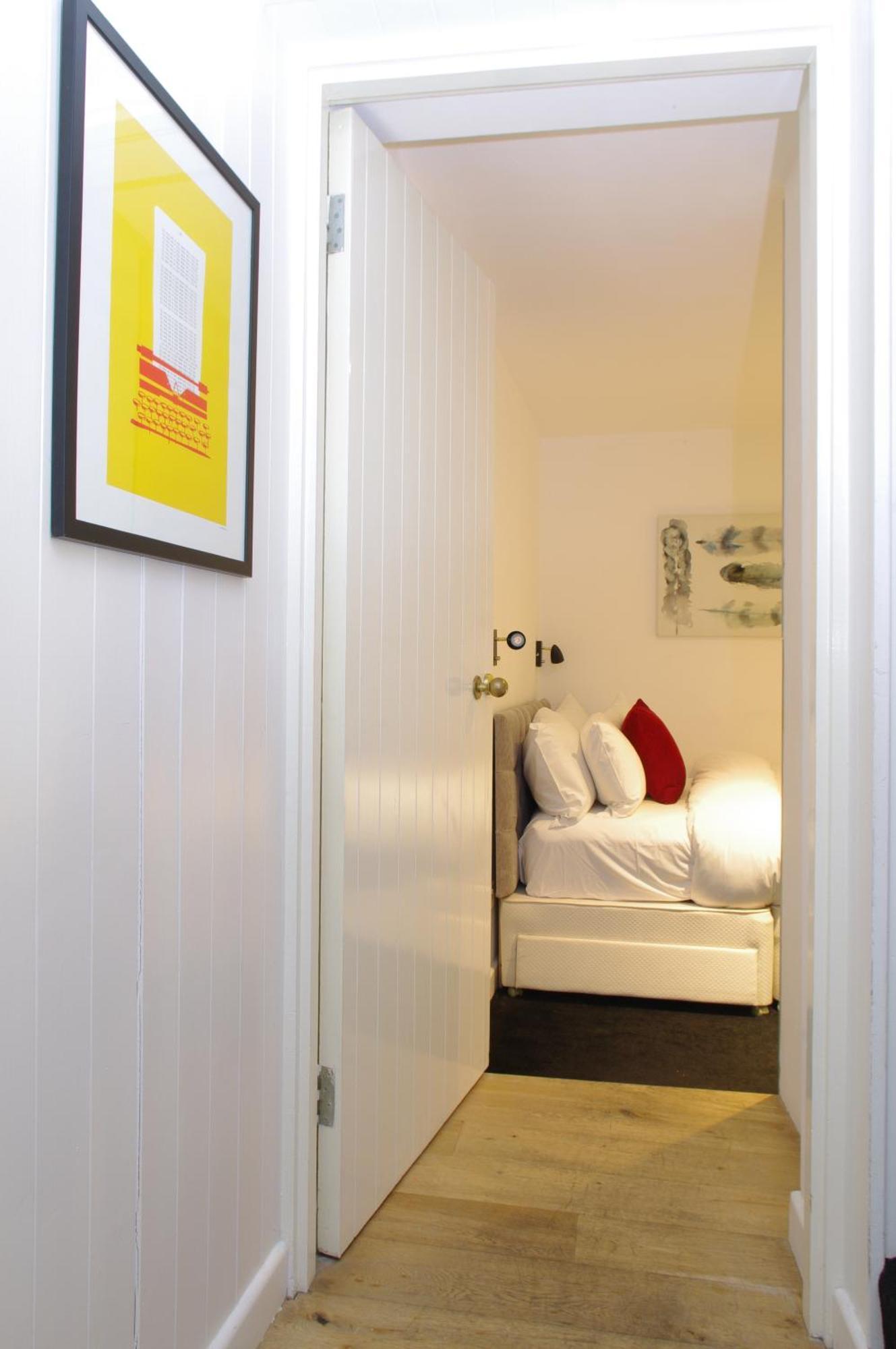 Spacious Soho On Quaint Cobbled Street