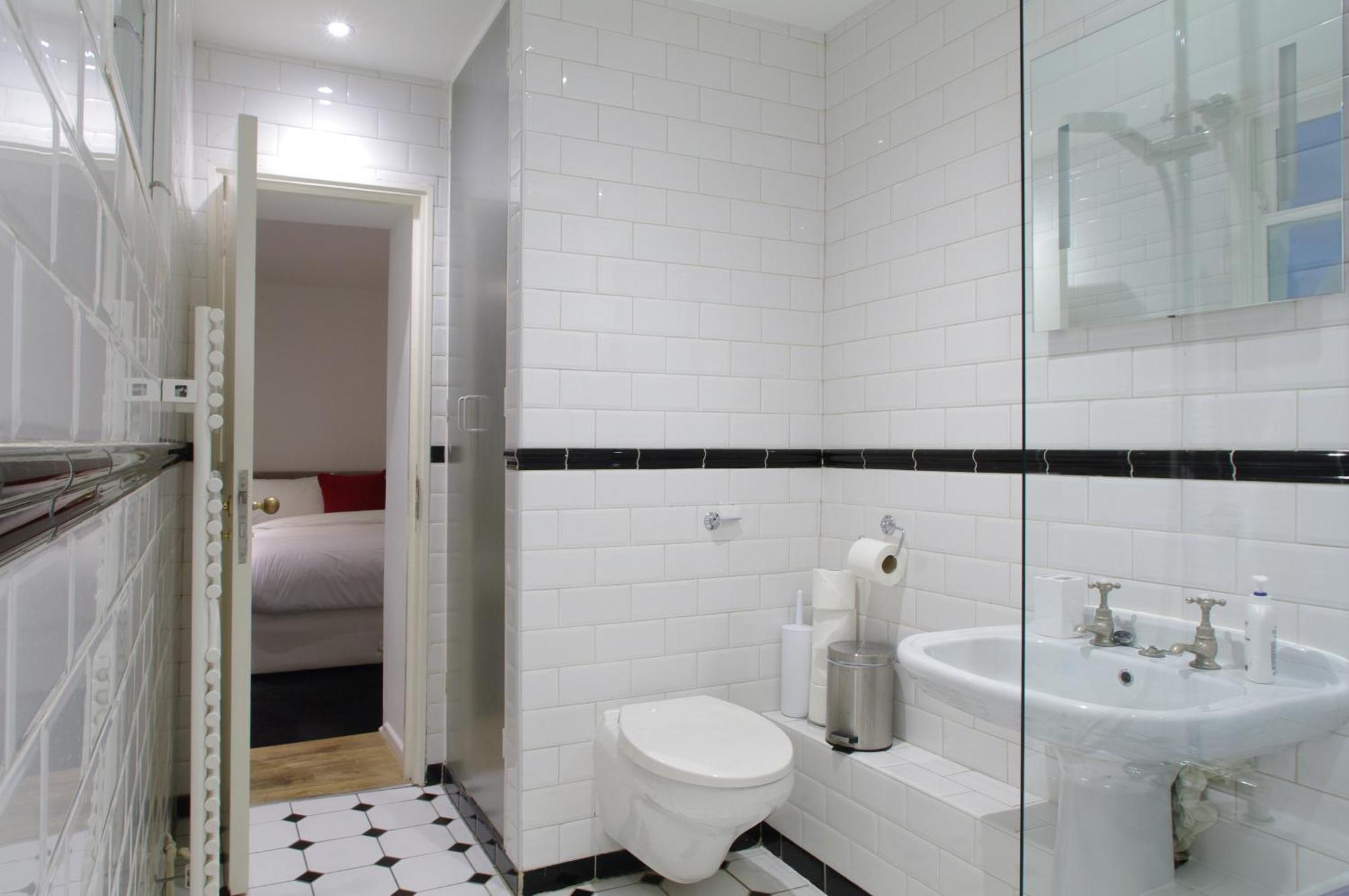 Spacious Soho On Quaint Cobbled Street