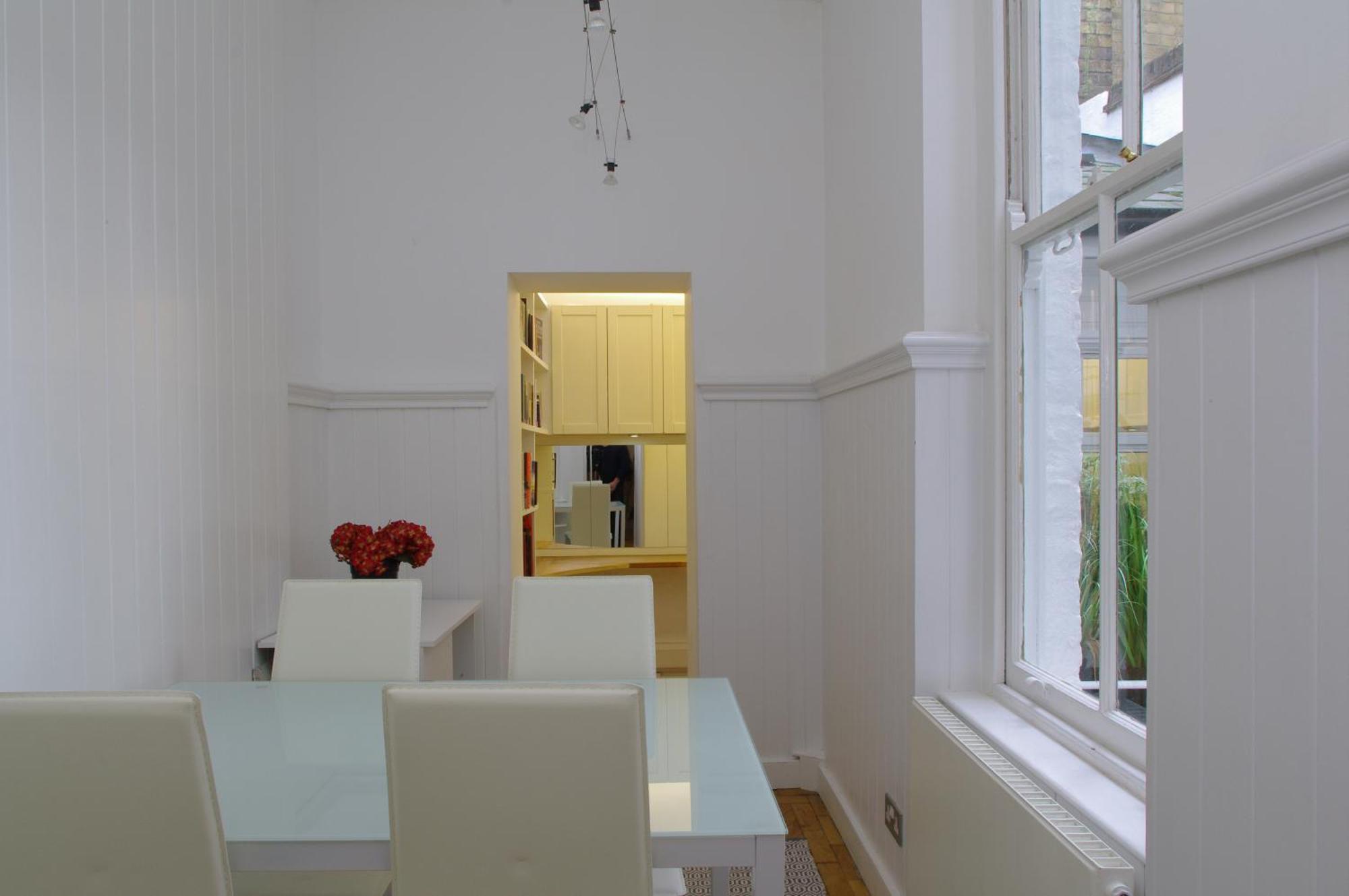 Spacious Soho On Quaint Cobbled Street London
