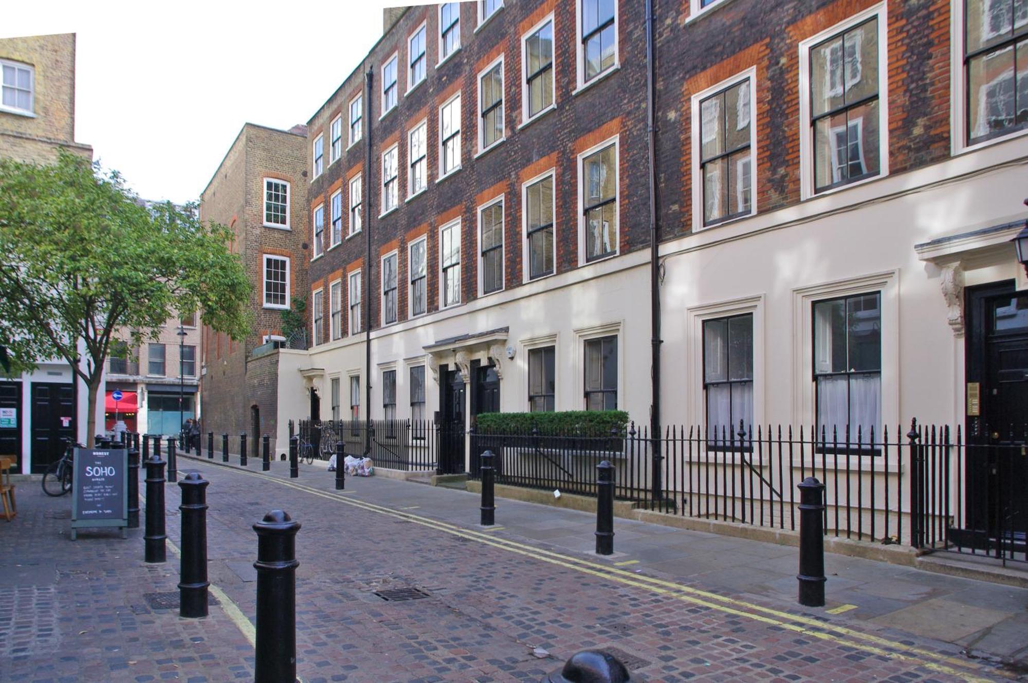 Spacious Soho On Quaint Cobbled Street Apartment London