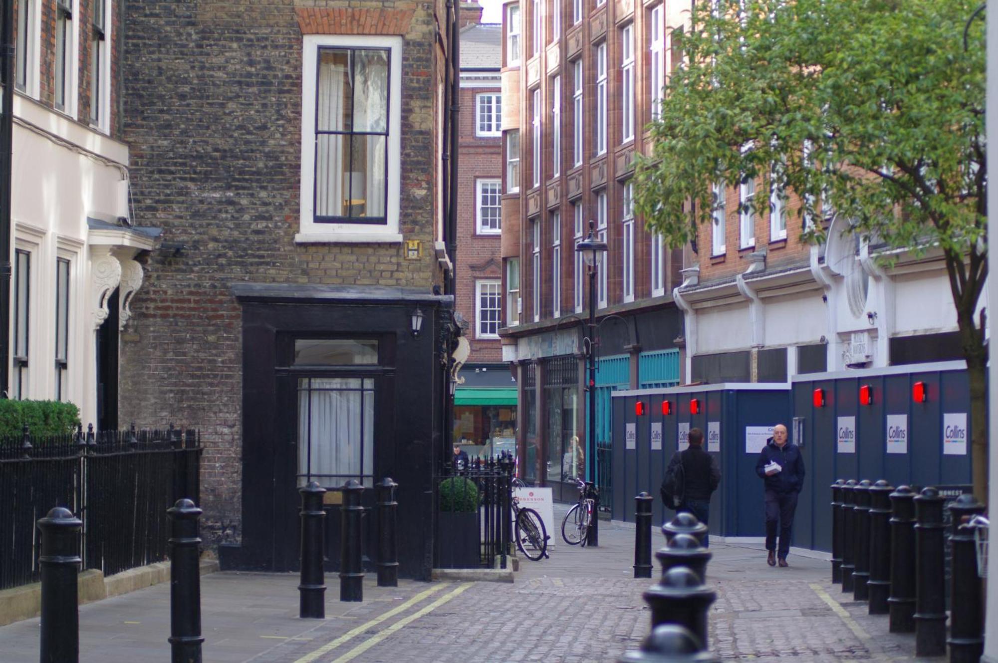 Spacious Soho On Quaint Cobbled Street Apartment London