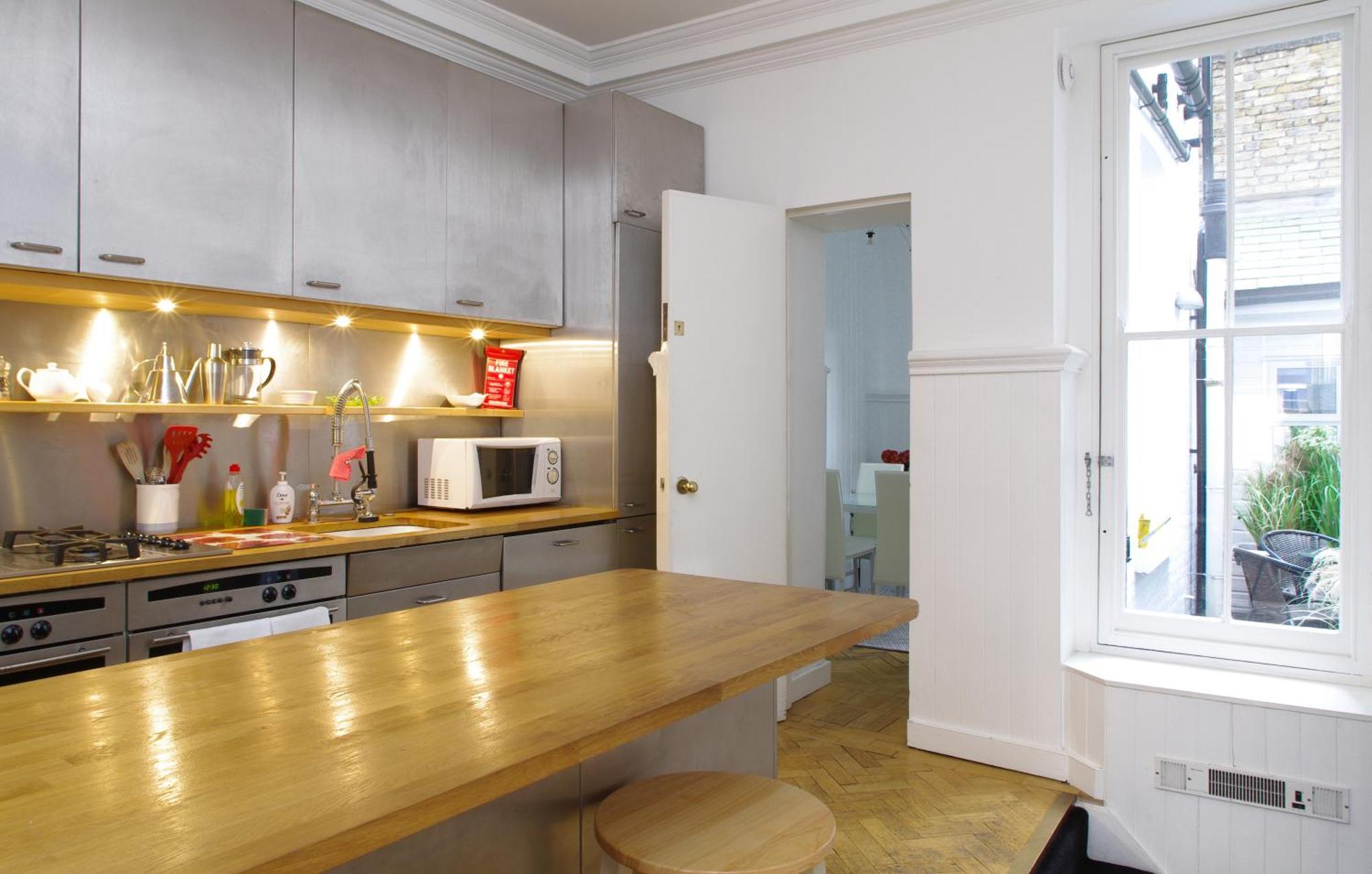 Spacious Soho On Quaint Cobbled Street Apartment *