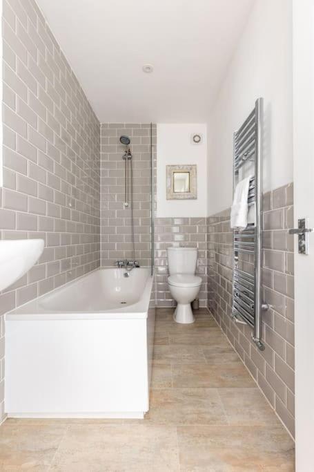 Streatham Apartment *