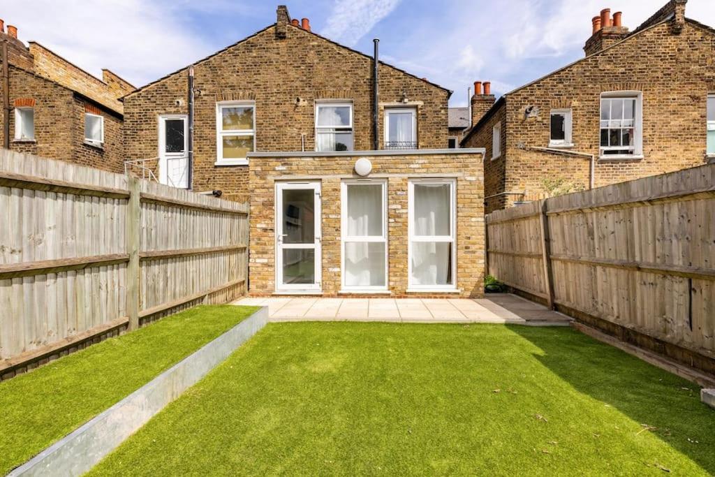Streatham Apartment *