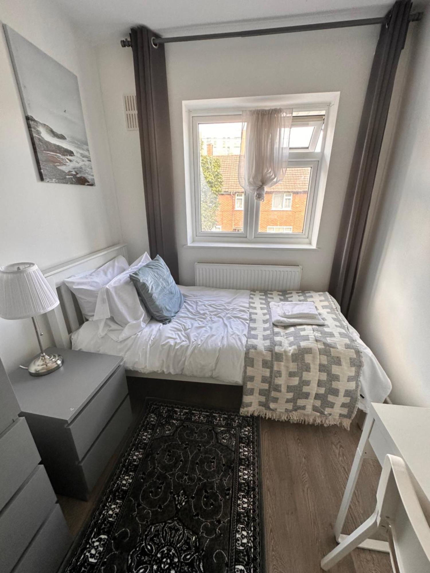 Double And Single In Bromley By Bow Guest house London