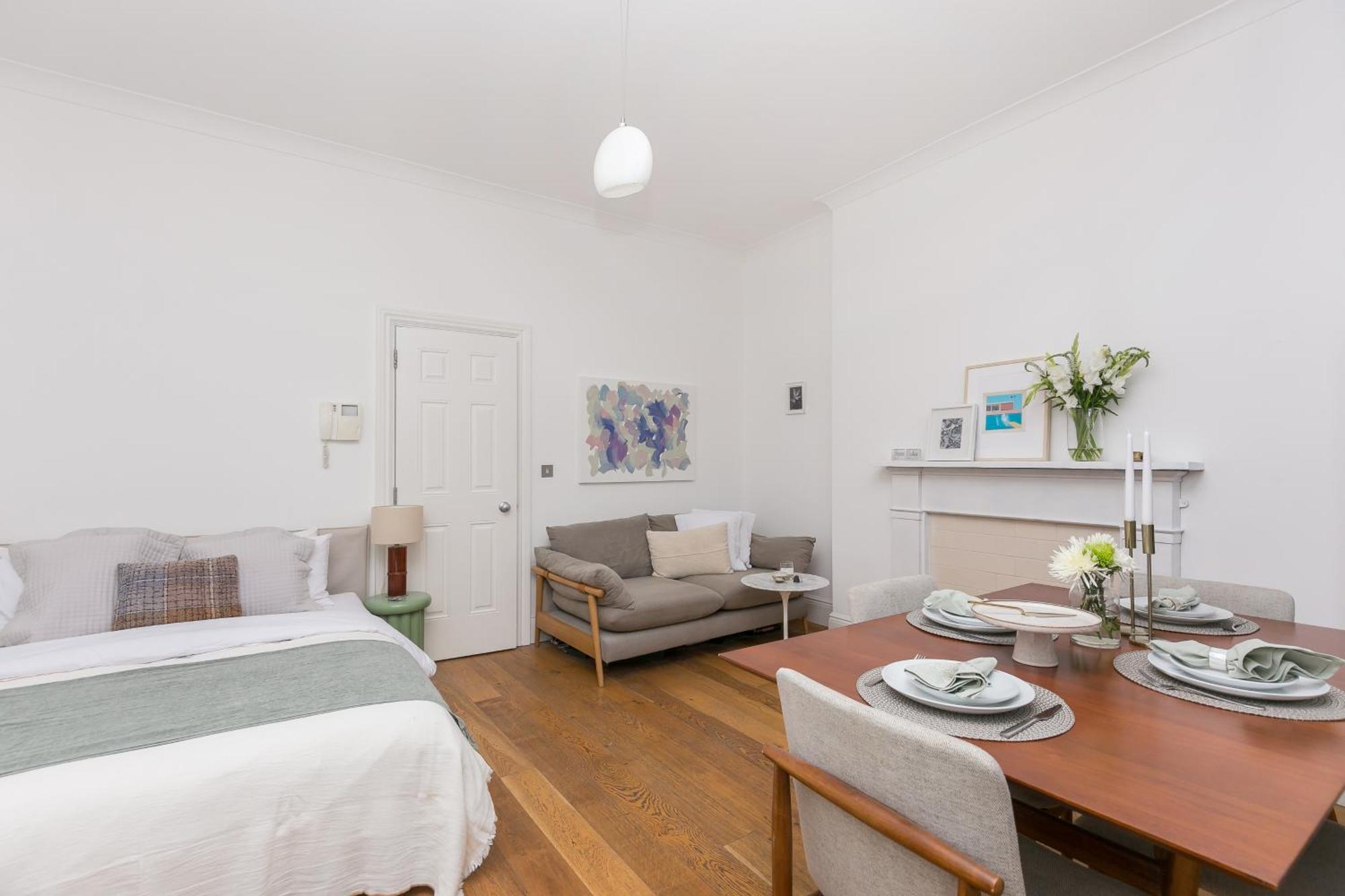 Light Filled With View Of Regents Park Apartment *