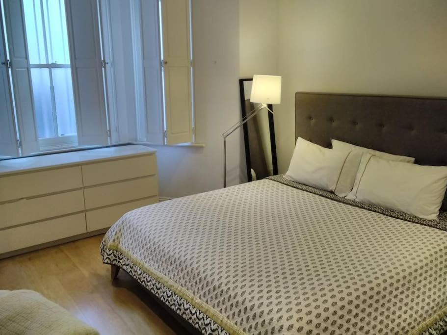 Superior 5* Kensington, Flat + Free Wi-fi Apartment London