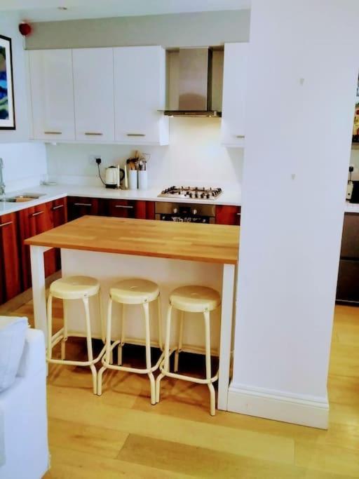 Superior 5* Kensington, Flat + Free Wi-fi * London