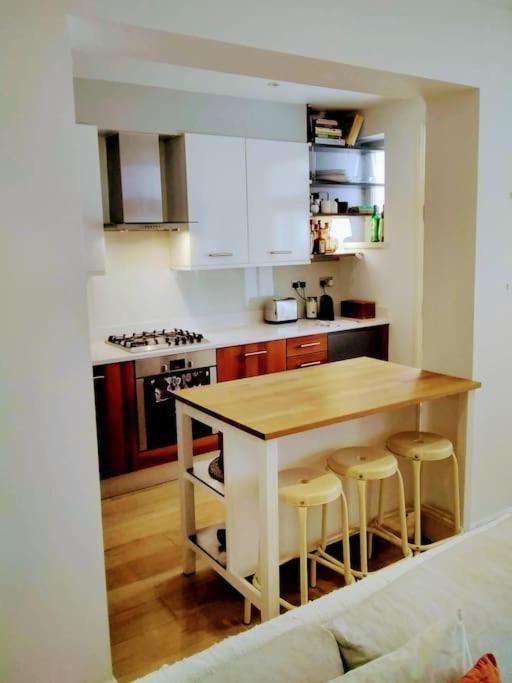Superior 5* Kensington, Flat + Free Wi-fi Apartment *
